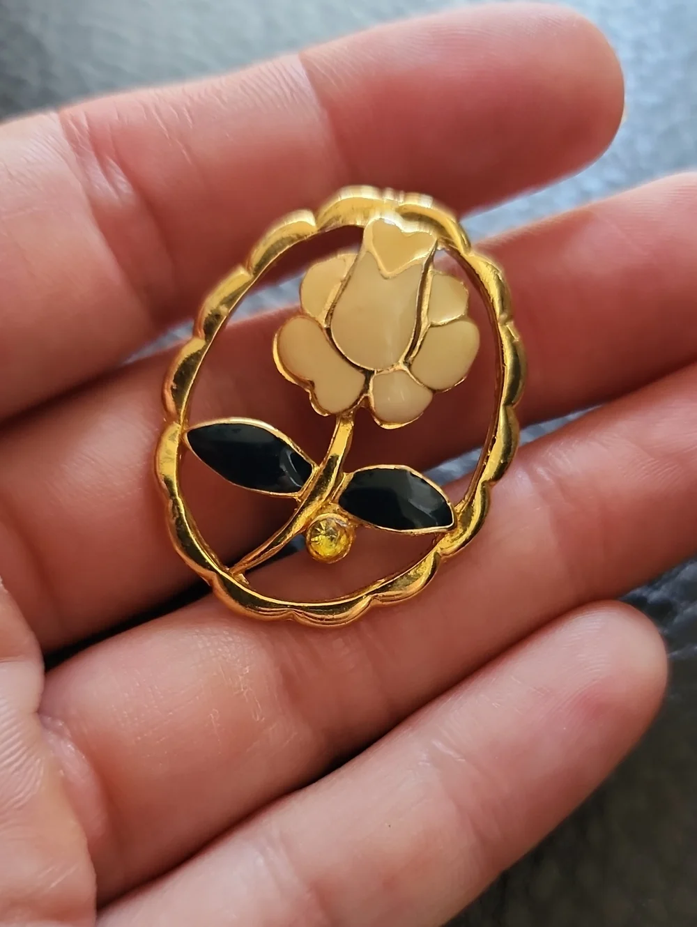 VTG Gold-Tone Cream Flower Oval Brooch with Black Leaves